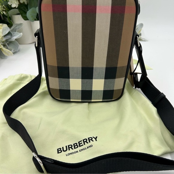 Burberry Paddy check canvas vertical Crossbody camera bag NWT - Picture 2 of 8
